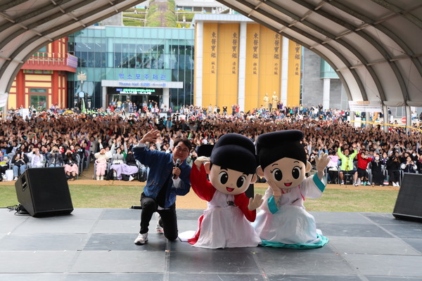 산청세계전통의약항노화엑스포조직위원회는 오는 19일 오후 동의보감촌 메인무대에서 산청엑스포의 성공적인 개최를 마무리하고, 공식일정의 끝을 대외적으로 알리는 폐막식을 연다.