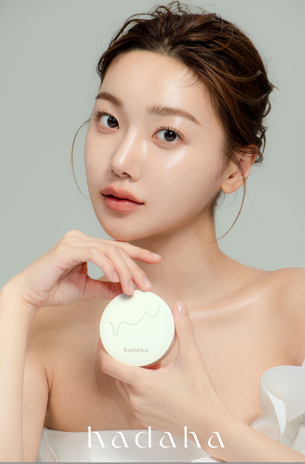 화장품 스타트업 그해겨울 강유정 대표는 오는 25일 일본 현지화 브랜드 'hadaha'를 론칭한다고 밝혔다. 이번에 첫 출시하는 브랜드 첫 제품 'hadaha 촉촉 핏 쿠션은 자작나무 수액, 잇꽃 씨 오일, 병풀 추출물, 허브 6종 추출물을 사용해 보습과 지정효과를 높였다는 소비자를 평가를 반영해 만든 제품이다. /그해겨울 
