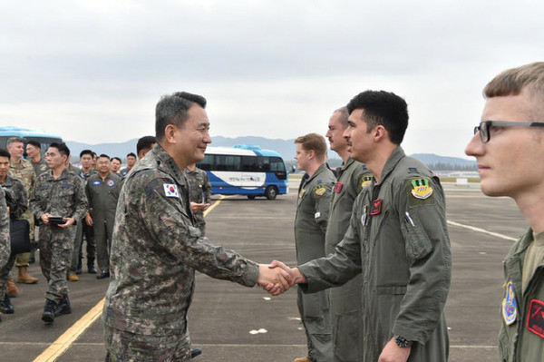 김승겸 합참의장(가운데 왼쪽)이 미 전략폭격기 B-52H 작전요원들을 격려하고 있다. 2023.10.19./사진=합동참모본부 제공