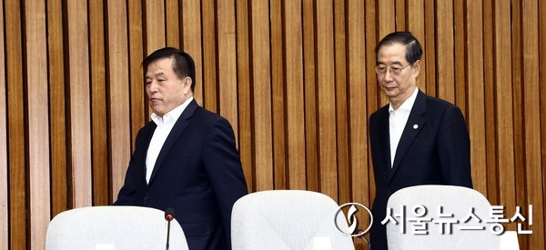한덕수 국무총리와 김대기 대통령 비서실장이 22일 오후 여의도 국회에서 열린 제13차 고위당정협의회에 참석하고 있다. 2023.10.22./서울뉴스통신 신현성 기자 snakorea.rc@gmail.com