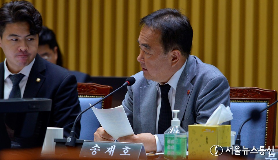 국회 행정안전위원회 송재호 국회의원은 16일, 서울특별시ㆍ서울시 경찰청을 대상으로 하는 행정안전위원회 국정감사에서 오는 29일이 이태원 참사 1주기라고 말하며, 이태원과 서울광장 일대에서 진행될 추모 행사가 원만하게 진행될 수 있도록 서울시 및 서울시경 관계자들이 협조ㆍ지원해 줄 것을 당부했다. 서울시청에서 열린 ‘서울시 국정감사’에서 송재호 의원은 최근 전국에서 발생한 침수로 인한 사고로 많은 인명피해가 발생한 것을 예로 들며 지하차도 등 지하시설에 대한 재검토가 필요하다고 말하고 있다. 2023.10.16./서울뉴스통신 nimini73@daum.net 사진 신현성기자