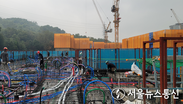 한국노동조합총연맹(한국노총)이 내년 1월 중대재해처벌법의 50인 미만 사업장 전면 적용을 앞두고 토론회를 열었다. 사진은 기사와 무관. (건설 현장 2023.10.19) / 사진 = 서울뉴스통신 이성현 기자