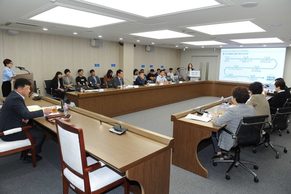 수원시 적극행정위원회가 올해 하반기 적극행정 경진대회 우수사례 선발을 위한 심의를 진행하고 있다. [사진=수원시]