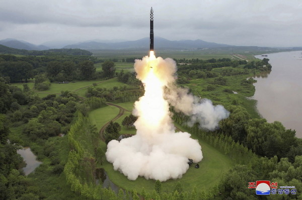 북한 조선중앙통신이 13일 제공한 사진에 대륙간탄도미사일(ICBM) ‘화성-18형’이 시험발사 되고 있다. 북한은 전날 화성-18형 시험발사를 진행했으며 김정은 국무위원장이 참관했다고 밝혔다. 2023.07.13./사진=조선중앙통신