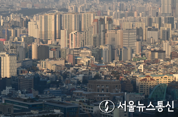 서울 부동산 통계에 따르면 37년 동안 아파트값이 연평균 6.7% 오른 것으로 나타났다. 37년간 26번 상승하고, 11번 하락하면서 결국에는 우상향한 것으로 나타났다. (남산에서 바라본 아파트 주택 단지들 2023.1.10) / 사진 = 서울뉴스통신 신현성 기자