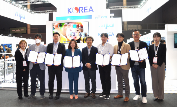 11월7일부터 9일까지 스페인 바르셀로나에서 열리고 있는 '2023 스마트시티엑스포(SCEWC)'에서 수출계약을 따낸 6개 기업 대표들과 NIPA 담당자들. NIPA 이라영 책임, 컴퓨터메이트 김성수 수석, 아이디비 민보경 대표, 넥스트이지 강지희 과장, NIPA 김영부 수석, 인비즈 서정화 수석, 바이오브레인 김기성 대표, 플렉싱크 송재훈 대표, NIPA 이수현 선임./ 정보통신산업진흥원 