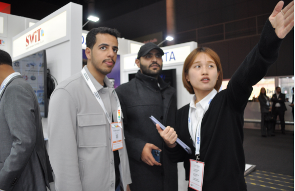 11월7일부터 9일까지 스페인 바르셀로나에서 열리고 있는 '2023 스마트시티엑스포(SCEWC)'에서 한국관(Korea Pavillion)을 방문한 해외 바이어들에게 한국의 AI개발 기업들을 소개하고 있는 NIPA 이라영 책임 (사진 오른쪽)./ 정보통신산업진흥원