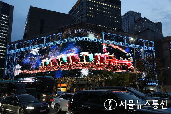9일 연말 분위기로 단장한 서울 신세계본점 본점 외관에 크리스마스 테마로 점등된 조명이 화려하게 불을 밝히고 있다. (2023.11.09) / 사진 = 서울뉴스통신 이성현 기자
