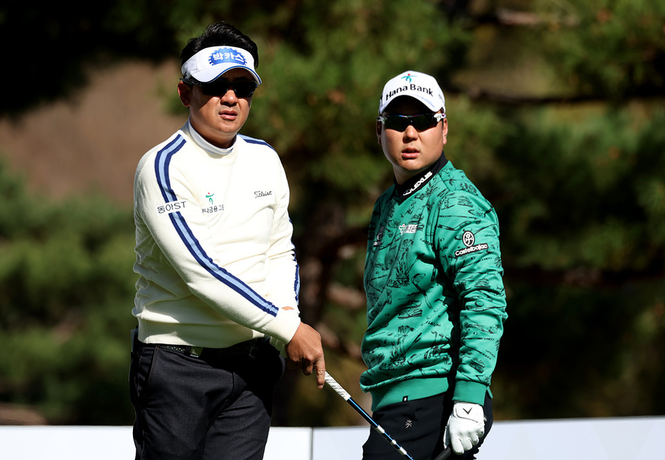 박상현과 함정우가 3번홀 드라이버 티샷후 볼의 방향을 살피고있다. /KPGA 