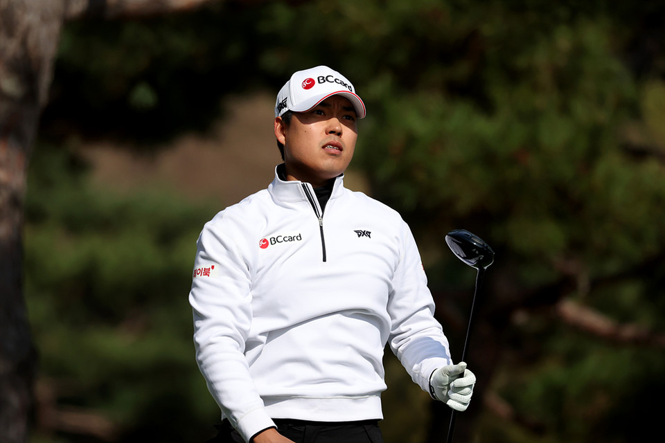신상훈이 3번홀 드라이버 티샷후 볼의 방향을 살피고있다. /KPGA