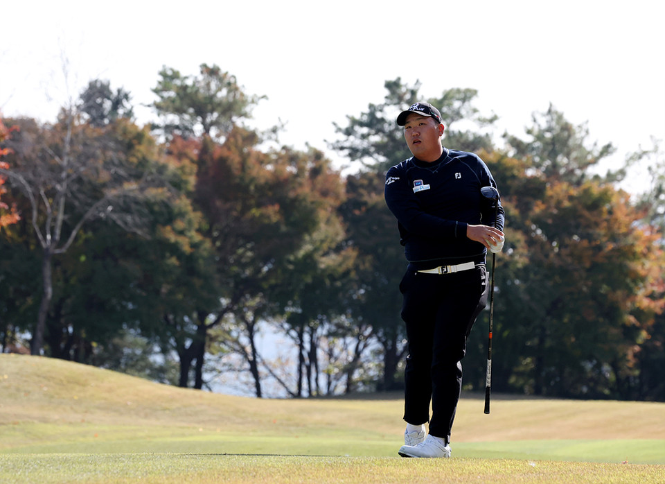김찬우가 7번홀 세컨 샷후 볼의 방향 살피고있다. /KPGA 