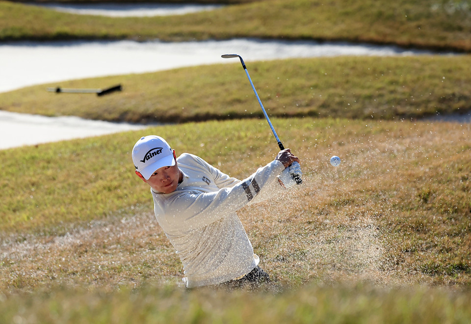 김우현이 7번홀에서 집중력 있는 벙커샷을 하고 있다. /KPGA