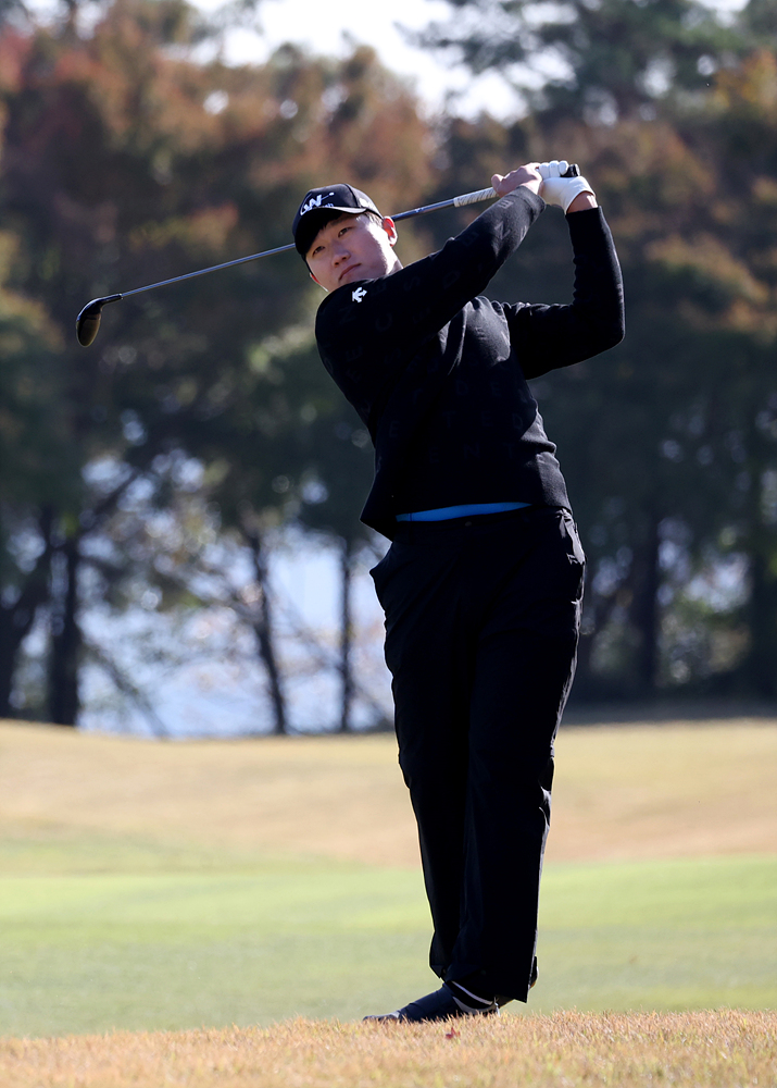 전성현이 6번홀에서 세컨 샷 하고 있다. /KPGA