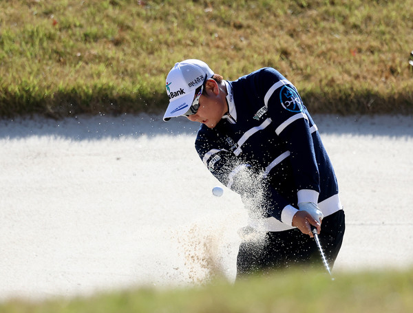 '제네시스 대상'을 노리는 함정우가 7번홀에서 벙커샷 하고 있다. /KPGA