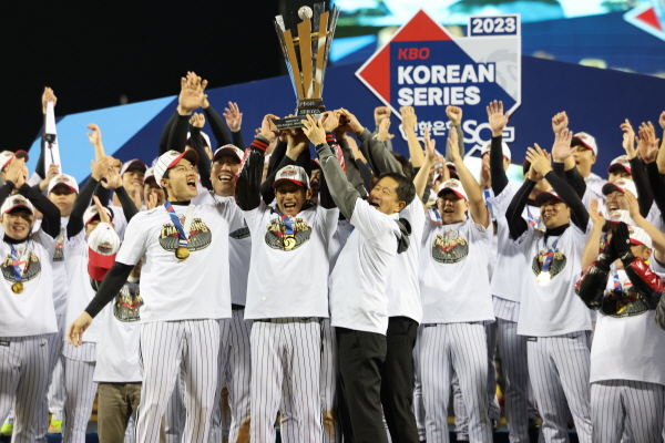 13일 서울 송파구 잠실야구장에서 열린 '2023 신한은행 쏠 KBO 한국시리즈(KS)' 5차전 kt 위즈와 LG 트윈스의 경기. 6대2로 LG 트윈스의 승리. 통합스코어 4대1로 한국시리즈 우승을 차지한 LG 트윈스 염경엽 감독을 비롯한 선수들이 기쁨을 나누고 있다. 2023.11.13.