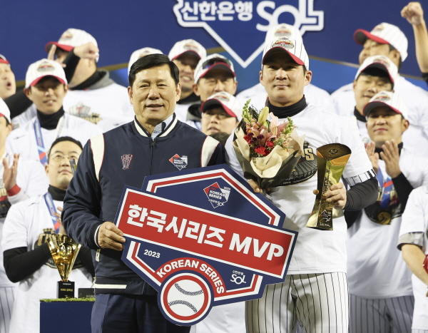 13일 서울 송파구 잠실야구장에서 열린 '2023 신한은행 쏠 KBO 한국시리즈(KS)' 5차전 kt 위즈와 LG 트윈스의 경기. 6대2로 LG 트윈스의 승리. 통합스코어 4대1로 한국시리즈 우승을 차지한 LG 트윈스 선수들이 시상식에서 한국시리즈 MVP를 차지한 오지환이 트로피를 들고 기념촬영을 하고 있다. 2023.11.13.