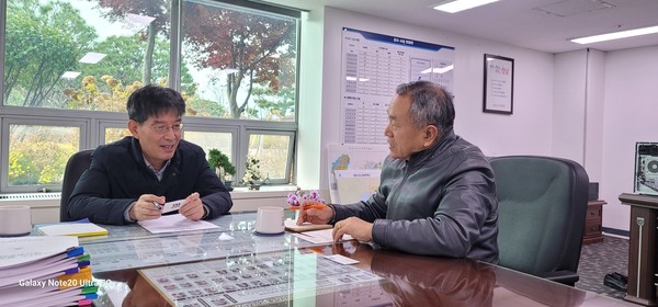 성남도시개발공사 제5대 사장으로 취임한 박민우 사장(왼쪽)과 차 한잔하며 대담을 나누고 있는 필자. 