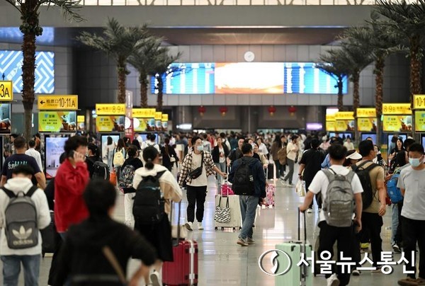 여행객들이 지난 달 6일 중국 북부 톈진 시(市)에 있는 톈진 기차역(天津railwaystationofwaiting)의 대기실에서 목격되고 있다. 이날은 중추절(中aut節)과 국경절 연휴의 마지막 날이다.
