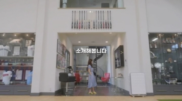 야구선수 추신수의 아내 하원미가 미국 텍사스 저택 안에 위치한 '추신수 야구 박물관'을 소개했다. 2023.11.21./사진=유튜브 채널 '하원미' 캡처