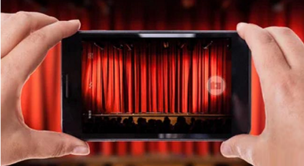  귀신은 헨드폰을 통해서 그 실체를 확인할 수 있다. / 사진 = 극단 해반드르