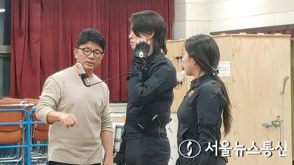유경민 연출이 귀신역을 연기하는 두 배우의 증강현실 움직임을 지도하고 있다. / 사진 = 서울뉴스통신 최정인 기자