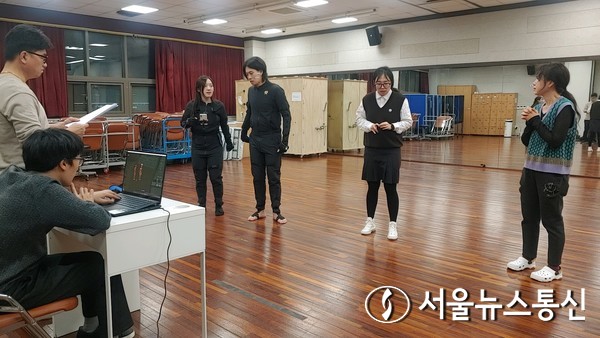 왼쪽 부터 '유경민' 연출, '증강현실 기술구현팀 '이새현', 배우 '이혜린', 배우 '김휘준', 배우 '권경외', 배우 '성경선'이 공연 연습을 이어 가고 있다. / 사진 = 서울뉴스통신 최정인 기자