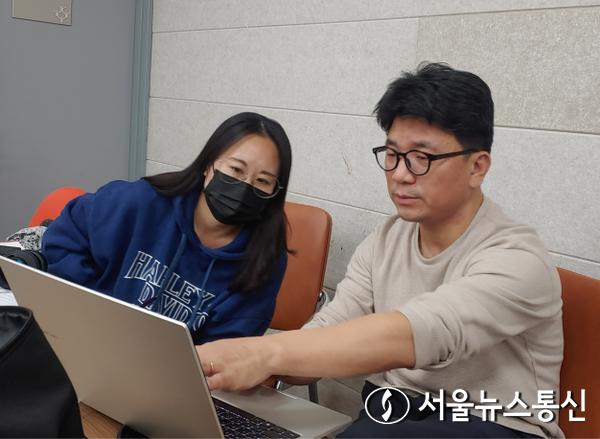 작곡가 신연지와 연출 유경민이 음악 관련으로 회의를 하고 있다. / 사진 = 서울뉴스통신 최정인 기자