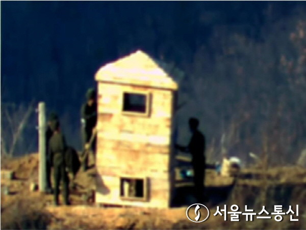 국방부는 27일 ‘북한의 9·19 군사합의’ 파기 선언 관련 입장문을 통해 북한이 지난 24일부터 일부 군사조치에 대한 복원 조치를 감행 중이라고 밝혔다. 사진은 북한군이 목재로 구조물을 만들고 얼룩무늬로 도색하는 모습. 2023.11.27./사진=국방부 제공