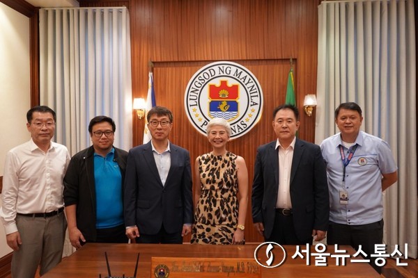마닐라시청 와이파이 계약 및 설치 사진은 가운데 마닐라시장 '허니 라쿠나' 왼쪽 '서병율 대표' 그 옆 마닐라 재난국장 아넬 이다. (2023.03.01) / 사진 = (주)아트비글로벌 필리핀 제공