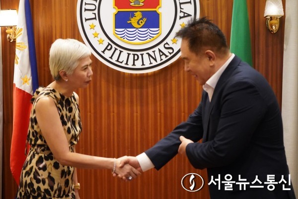 와이파이 플랫폼 전문기업 ‘(주)아트비글로벌 필리핀’ 대표 서병율(왼쪽)와 마닐라시장 '허니 라쿠나'(오른쪽)가 악수를 하고 있다. (2023.03.01) / 사진 = (주)아트비글로벌 필리핀 제공