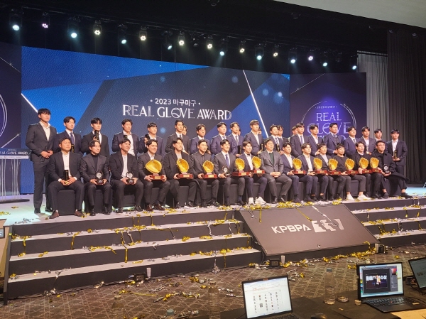 한국프로야구선수협회가 개최하고 국내 프로야구선수가 직접 참여해 수상자를 뽑는 선수들의 시상식 ‘2023 마구마구 리얼글러브 어워드’가 1일 서울 용산구 그랜드 하얏트 호텔에서 개최됐다.