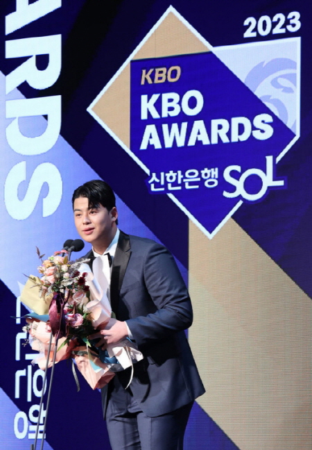 27일 서울 웨스틴조선호텔 서울에서 열린 2023 신한은행 SOL KBO 시상식에서 타점, 홈런상을 수상한 한화 노시환이 수상소감을 밝히고 있다. 2023.11.27.