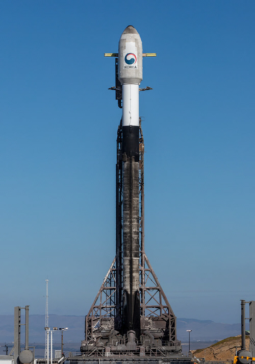 현지시각 11월 30일, 미국 LA 반덴버그 우주군기지에서 발사 예정일을 하루 앞두고 우리 군 최초 군사정찰위성 1호기를 탑재한 팰콘(Falcon)-9 발사체가 기립 완료한 모습.2023.12.01. /사진=스페이스X 제공