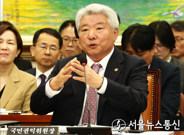 김홍일 국민권익위원회 위원장이 19일 오전 서울 여의도 국회에서 열린 정무위원회 국민권익위원회·개인정보위원회에 대한 국정감사에서 의원 질의에 답변하고 있다. 2023.10.18 /서울뉴스통신 이창호 기자