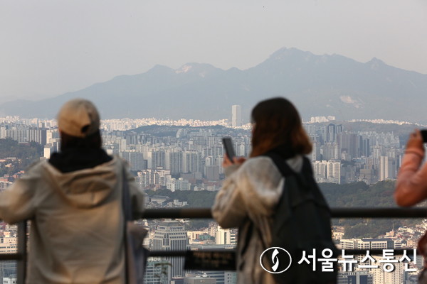 고금리 기조에 대출 규제 강화, 집값 2차 하락 우려 등에 집을 팔려는 사람이 점점 늘어나고 있는 가운데 집값이 하향 안정세로 전환에 가속도가 붙는 모습이다. (남산 전망대) / 사진 = 서울뉴스통신 이성현 기자