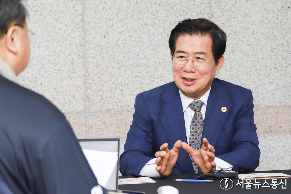 김성조 경북문화관광공사 사장은 환영사에서 "경북 민선 8기 슬로건이 ‘경북의 힘으로 새로운 대한민국’이었다며, 지방이 살아야 나라가 흥하다. 지방(관광, 경제)을 살리는 길, 경북이 제안하고 그길을 열어가겠다"고 말했다. 2023.12.8./서울뉴스통신 사진 이민희 기자 nimini73@daum.net © 서울뉴스통신 무단전재 및 재배포 금지