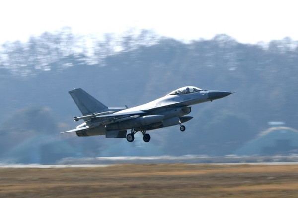 사진은 F-16 전투기가 훈련 참가를 위해 활주로에서 이륙하고 있는 모습. /사진=공군 제공
