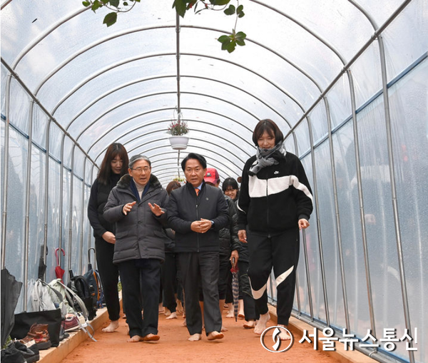 11일 서울 서대문구 안산 황톳길 비닐하우스 오픈행사에 맨발걷기국민운동본부 박동창 회장, 이성헌 서대문구청장, 박찬숙 서대문구청 여자농구단 감독 등 참석자들이참석해 맨발로 황톳길을 걷고 있다. 구는 눈비가 오거나 바람이 불고 기온이 내려가도 이곳을 편안하게 이용할 수 있도록 폭 2m, 길이 450m의 안산 황톳길 전 구간에 비닐하우스를 설치했다. (2023.12.11) / 사진 = 서대문구 제공