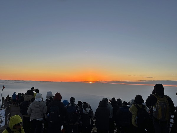 제주도 세계유산본부 한라산국립공원관리소는 갑진년 청룡의 해 첫 해돋이를 한라산에서 맞으려는 탐방객을 위해 새해맞이 야간산행을 특별 허용한다.