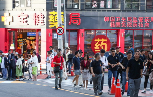 중국인 단체관광객(유커·遊客)들이 31일 오후 제주 시내 관광을 마친 후 쇼핑을 위해 신라면세점 제주점으로 향하고 있다. 2023.08.31./사진=제주도사진기자회, 서울뉴스통신 DB