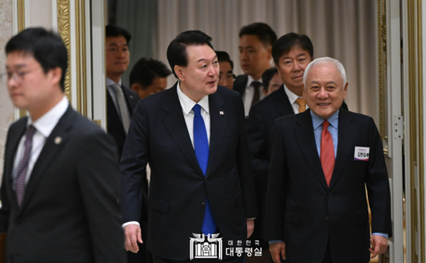 윤석열 대통령이 17일 청와대 영빈관에서 열린 국민통합위원회 만찬에 김한길 국민통합위원장과 함께 입장하고 있다. 2023.10.17. /사진=대통령실 제공