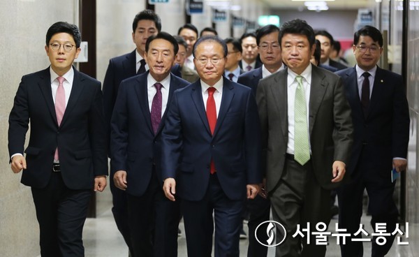 윤재옥 국민의힘 원내대표 겸 당 대표 권한대행과 유의동 정책위의장, 최고위원들이 14일 오전 서울 여의도 국회에서 열린 최고위원회의에 참석하고 있다. 2023.12.14. / 사진=서울뉴스통신 이민희 기자