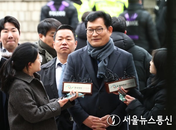 정치자금법 위반 혐의를 받는 송영길 전 더불어민주당 대표가 18일 서울 서초구 서울중앙지방법원에서 열린 영장실질심사에 출석하며 취재진 질문에 답변하고 있다. 2023.12.18. /사진= 서울뉴스통신 이성현 기자