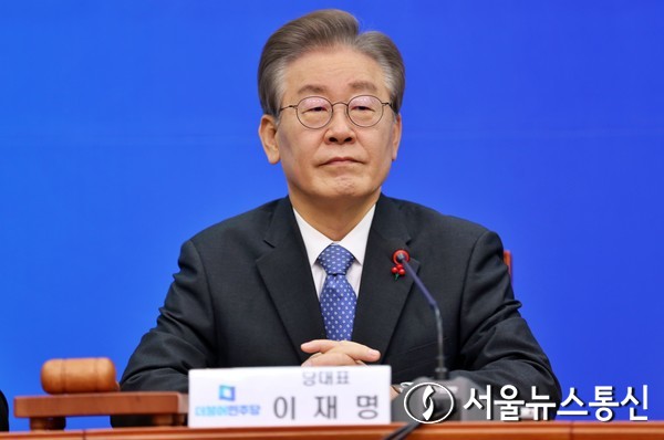 이재명 더불어민주당 대표가 18일 오전 서울 여의도 국회에서 열린 최고위원회의에서 홍익표 원내대표의 발언을 경청하고 있다. 2023.12.18. /사진= 서울뉴스통신 신현성 기자