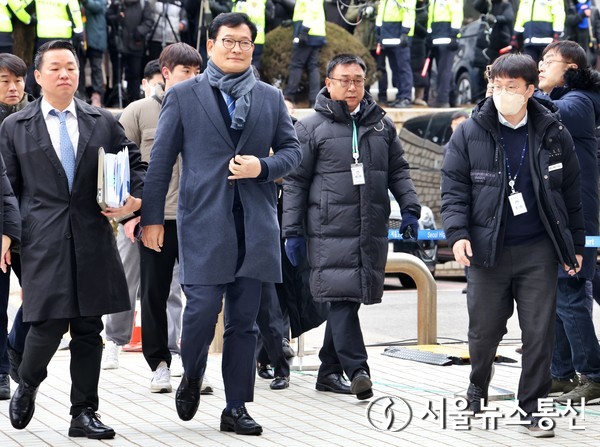 정치자금법 위반 혐의를 받는 송영길 전 더불어민주당 대표가 18일 서울 서초구 서울중앙지방법원에서 열린 영장실질심사에 출석하고 있다. 2023.12.18. /사진= 서울뉴스통신 이성현 기자