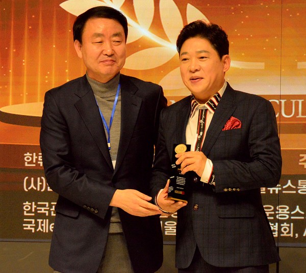 한류문화대상시상식 조직위원회가 주최한 ‘2023 대한민국 한류문화대상 시상식’이 21일 서울 강남 엘리에나호텔에서 성황리에 열렸다. 이 시상식은 한류닷컴과 케이매거진이 공동 주관했다. 박창식 전 19대 국회의원이 대중가요 부문 대상을 수상한 가수 박상철과 기념촬영하고 있다. 2023.12.21./사진 이민희 기자 nimini73@daum.net © 서울뉴스통신 무단전재 및 재배포 금지 