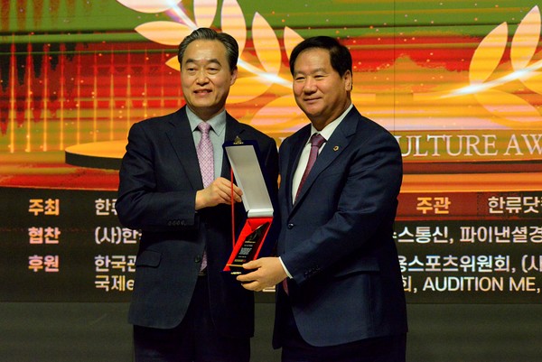 한류문화대상시상식 조직위원회가 주최한 ‘2023 대한민국 한류문화대상 시상식’이 21일 서울 강남 엘리에나호텔에서 성황리에 열렸다. 이 시상식은 한류닷컴과 케이매거진이 공동 주관했다. 박영한 서울시의회 도시계획공간위원회 시의원이 지방의정 부문에서 대상을 수상하고 기념촬영하고 있다. 2023.12.21./사진 이민희 기자 nimini73@daum.net © 서울뉴스통신 무단전재 및 재배포 금지 