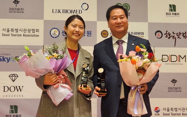 한류문화대상시상식 조직위원회가 주최한 ‘2023 대한민국 한류문화대상 시상식’이 21일 서울 강남 엘리에나호텔에서 성황리에 열렸다. 박영한 서울시의회 도시계획공간위원회 시의원과 서울시 중구의회 손주하 의원이 각각 지방의정 부문에서 대상을 수상하 후 포토존에서 기념촬영하고 있다. 2023.12.21./사진 이민희 기자 nimini73@daum.net © 서울뉴스통신 무단전재 및 재배포 금지 