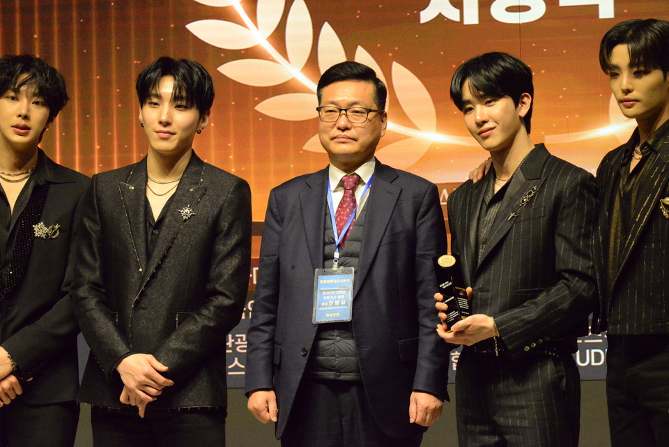 한류문화대상시상식 조직위원회가 주최한 ‘2023 대한민국 한류문화대상 시상식’이 21일 서울 강남 엘리에나호텔에서 성황리에 열렸다. 그룹 팀24시 가 대중가요 부문에서 대상을 수상한 후 기념촬영하고 있다. 2023.12.21./사진 이민희 기자 nimini73@daum.net © 서울뉴스통신 무단전재 및 재배포 금지 