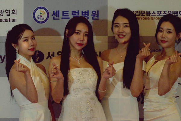 한류문화대상시상식 조직위원회가 주최한 ‘2023 대한민국 한류문화대상 시상식’이 21일 서울 강남 엘리에나호텔에서 성황리에 열렸다. 걸그룹 티엔젤이 대중가요 부문에서 우수상을 수상한 후 기념촬영하고 있다. 2023.12.21./사진 이민희 기자 nimini73@daum.net © 서울뉴스통신 무단전재 및 재배포 금지 